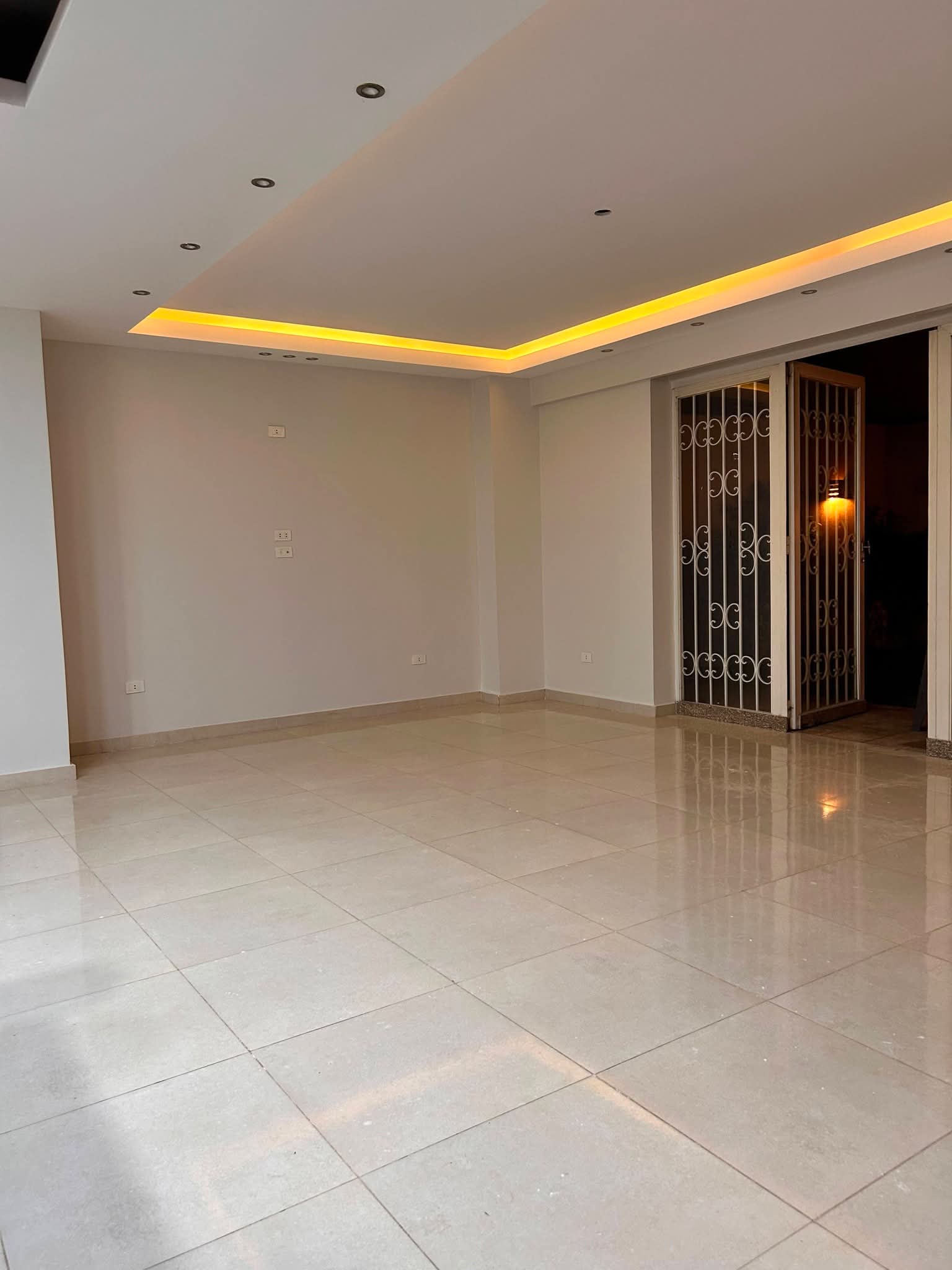 🏡 **شقة أرضي بمدخل وحديقة خاصة للإيجار –