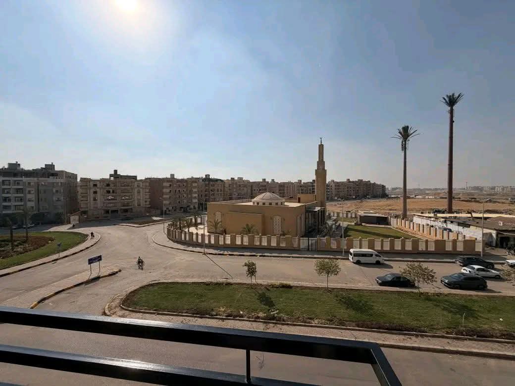شقه للبيع بمنطقه اللوتس الجنوبيه  مساحه 155 متر  دور ثالث