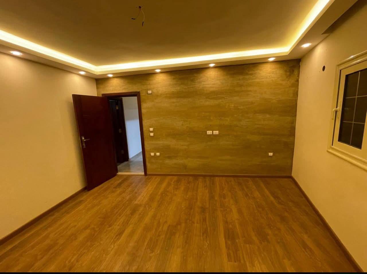 شقة للايجار بالمطبخ والتكييفات في الحي ١٦